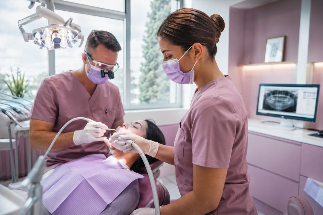 Scopri perché l’assistente di studio odontoiatrico influenza direttamente fiducia, percezione e serenità del paziente.